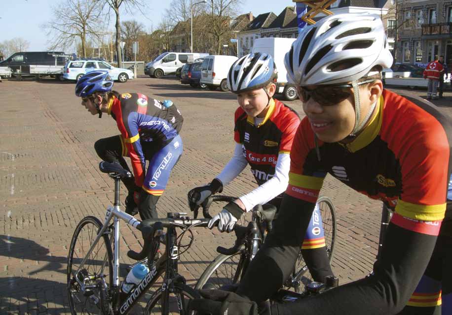 Voor mij was het wel nieuw het erg wennen. Bij de start in Genemuiden werd om je te handhaven in een peloton van 170 man. Na beginnen.