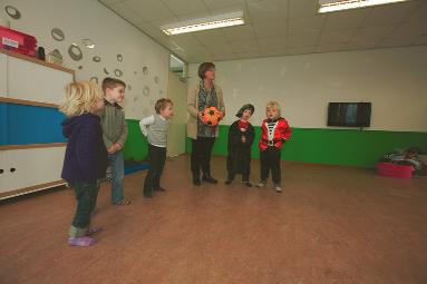 Tot slot 207 Vrij spelen en georganiseerde activiteiten: ze horen allebei bij de buitenschoolse opvang. Vrij spelen en buiten spelen gebeurt in bijna elk centrum voor buitenschoolse opvang.