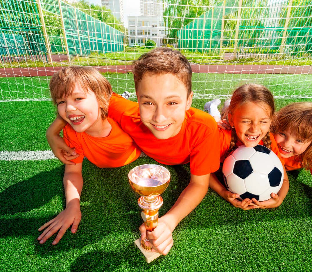 FEITEN OF FABELS? Veel sportbegeleiders zijn ervan overtuigd dat winnen het belangrijkste doel is voor kinderen en jongeren bij sportbeoefening.