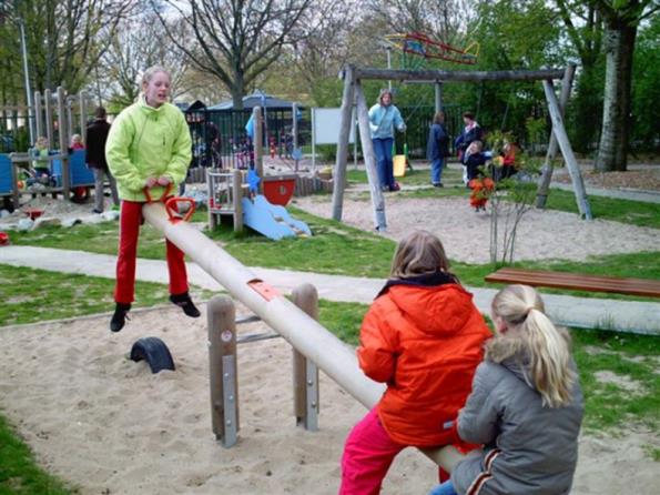 Op onderzoek Fleur en Marie spelen op de wip in de speeltuin. Ze spelen een spelletje: Hoe krijgen we de wip mooi in evenwicht? Niet zo gemakkelijk, want Fleur weegt meer dan Marie.