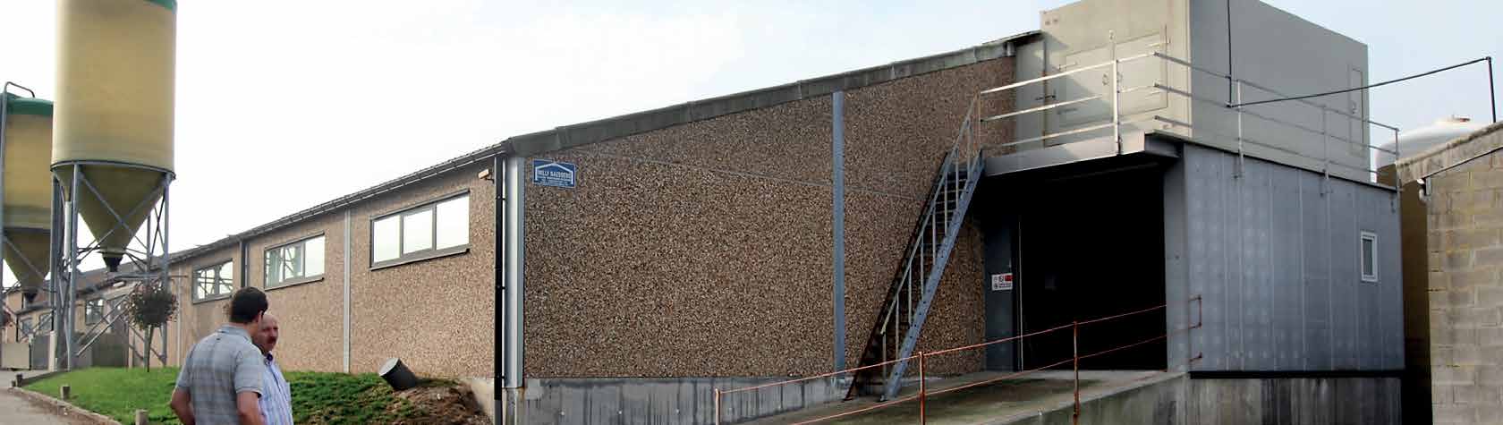 Chemische luchtwasser Een chemisch proces In een chemische luchtwasser wordt er zuur toegevoegd aan het waswater om ammoniak en een deel van de geurverbindingen uit de stallucht te verwijderen.