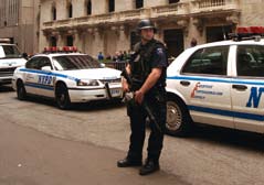 Frankrijk Bij de gemeentepolitie verdient een beginnende agent 1.200; bij de hoger gekwalificeerde landelijke politie is dat 1.500.