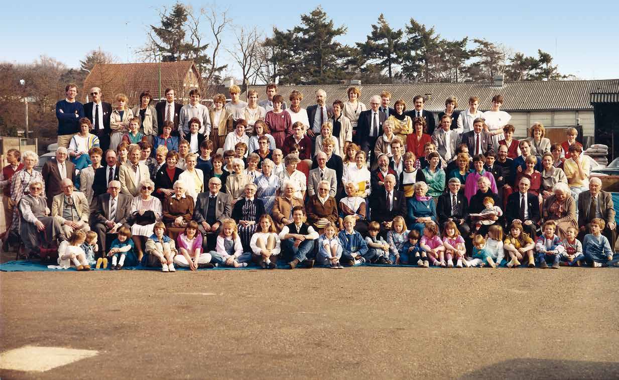 Familiereünie 1984 Inleiding 6 In dit boek beschrijven we enerzijds een stuk geschiedenis van de De Ridder familie, vooruitlopend op het uiteindelijke ontstaan van het bedrijf.