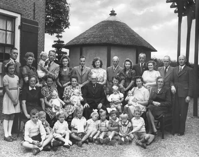 Van alle twaalf kinderen van Jan en Mina is Joke, de jongste dochter, nog in leven. Zij is in hetzelfde jaar geboren (1930) als Wil de oudste dochter van Jan.