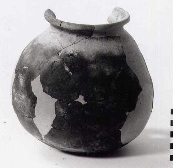 22 Relatieve typochronologie van het Zuid-Limburgse aardewerk Bruijn constateerde een ontwikkeling die in essentie verliep van handgevormd, zacht witbakkend aardewerk (vooral kookpotten) met lijn- en