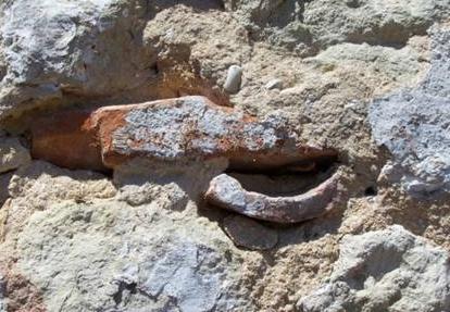 31. Romeins bouwmateriaal in de muur van de kerk van Merkelbeek.