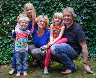 Zij wonen met hun drie kinderen sinds 2006 aan de Bilderdijkkade in Oud-West. Het is een sociale huurwoning met vier kamers.
