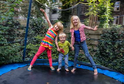 Leuk voor de kids ook, die rennen eromheen terwijl ze tikkertje doen of rondjes crossen op hun skates. Dat kan hier allemaal.