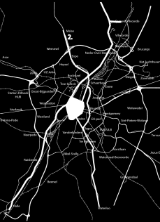 Schaerbeek met Justiespaleis via het Kninklijk tracé. Het nrdelijke deel vlgt de A12 en sluit aan p het Kninklijk tracé via de Madridlaan Van Praetlaan.