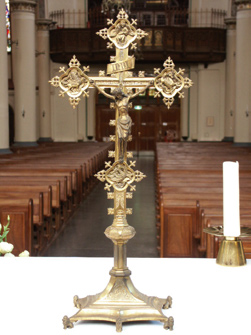 Het middelste canonbord is groter dan de andere twee. Gedurende de dienst staan ze op het altaar, daarbuiten zijn ze opgeborgen onder het altaarkleed of worden ze weggehaald.