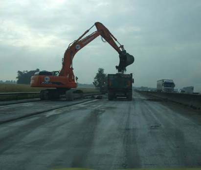 Afbraak betonplaten op trage rijstrook ( 30 CM) - 3 werkplaatsen/2 shiften (7/17 H et 17/3H )