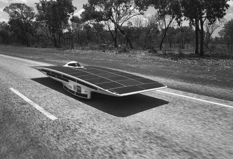 Opgave 2 Nuna-4 De Nederlandse zonneauto Nuna-4 heeft de World Solar Challenge dwars door Australië gewonnen.