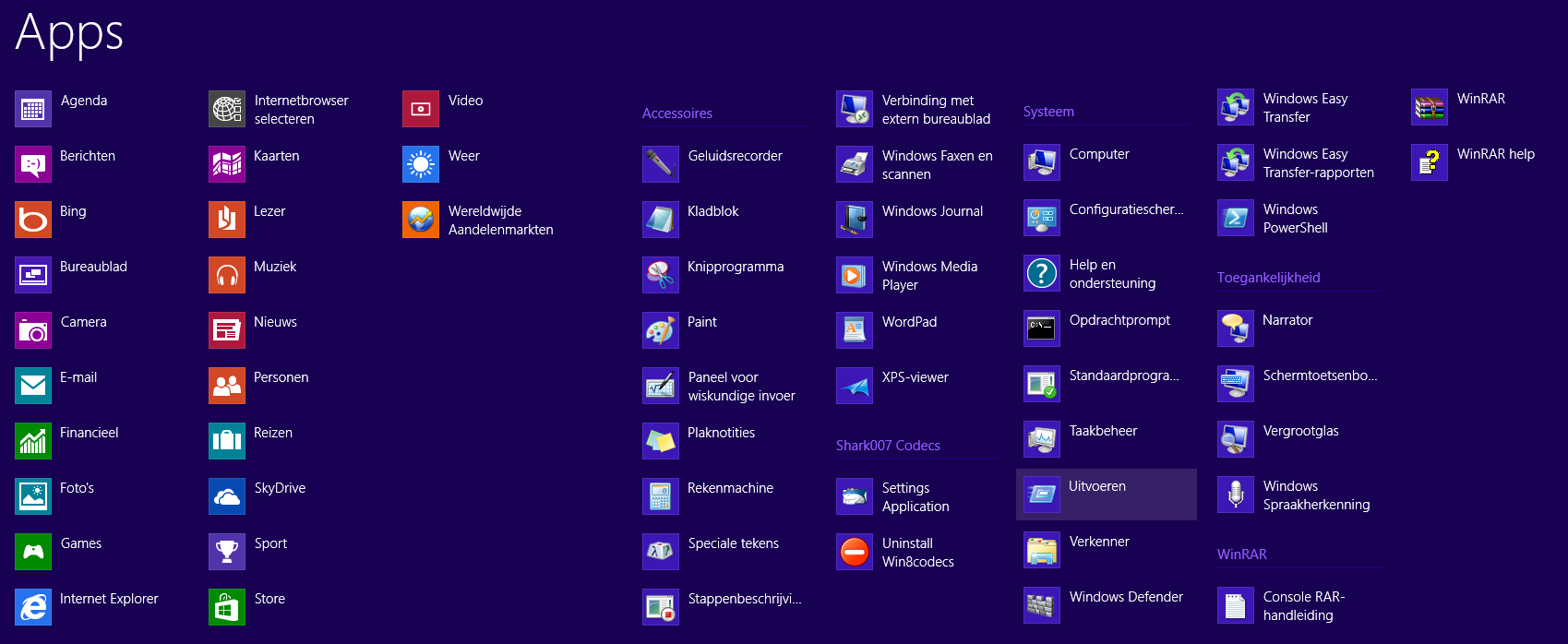 APPS GEBRUIKEN Vanuit het startscherm van Windows 8 kunt u alle standard beschikbare apps laten weergeven, klik hiervoor met de rechtermuisknop op een leeg gedeelte in het scherm en vervolgens
