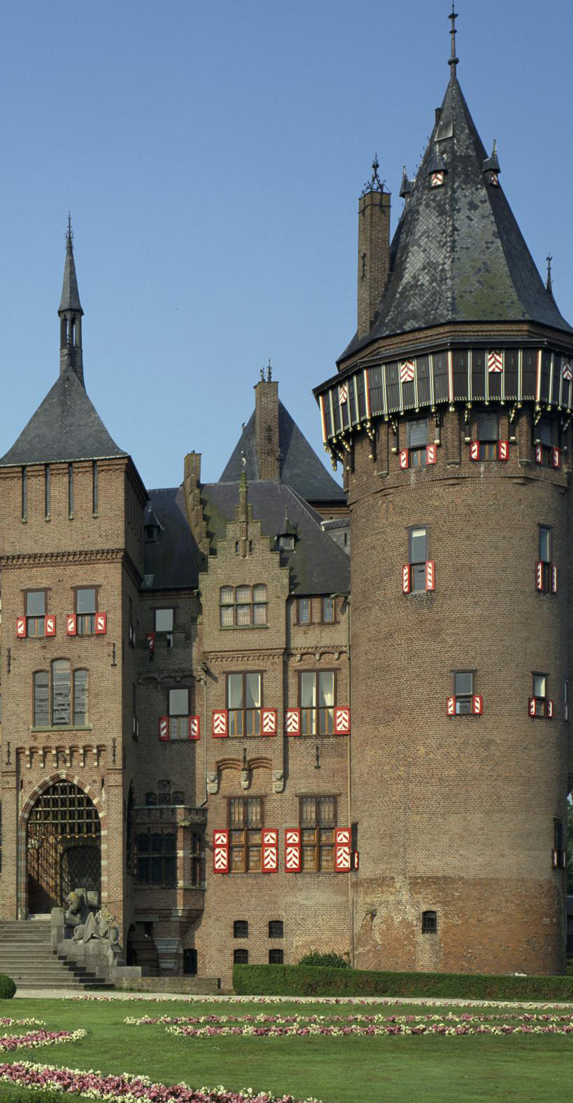 Het initiatief Kasteel de Haar in Haarzuilen is een van de mooiste kastelen van Nederland. Regelmatig worden er exposities gehouden.