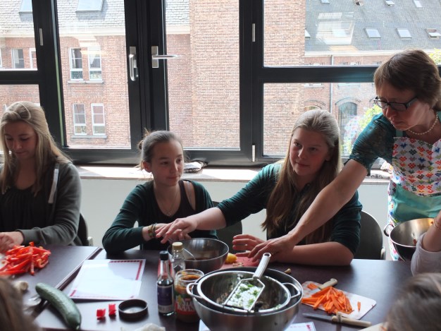 Green4green. vrijdag 08/05/2015 3 Chocolade workshop De chocolatiers van dienst zijn op dit moment volop bezig aan de voorbereiding van de choco, marmercake, brownies en cakejes.