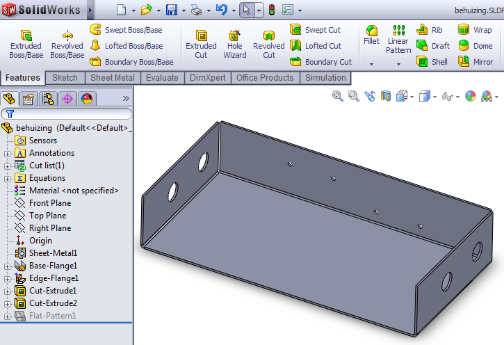 4 Maak van de sketch een Extruded Cut door het hele model heen ( Through All ) 5 Maak op het achtervlak de sketch die je