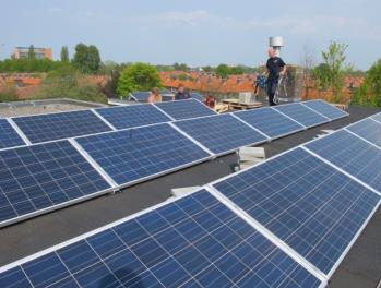 Een aantal personen besloot daarom eerst maar eens te kijken naar een lokaal concept: het platte dak van basisschool De Kubus te voorzien met zonnepanelen om deze school zelfvoorzienend te verkrijgen.