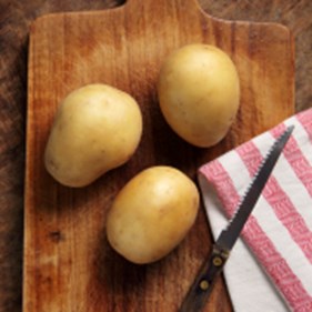 in een pan en bak de ham knapperig bruin. Voeg de champignons toe en daarna de uitjes en laat even braden. Was de aardappelen en kook ze in de schil.