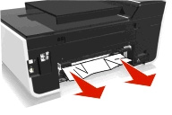 Problemen oplossen 148 2 Pak het papier stevig vast en trek het voorzichtig uit de printer. Opmerking: Zorg dat alle papierstukjes zijn verwijderd.