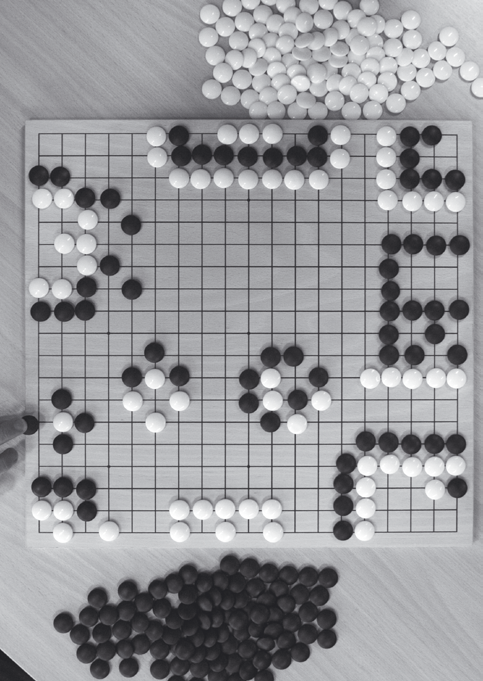 Een Spoedcursus Go J I H A B C G D E F Go, de Aziatische tegenhanger van schaken.