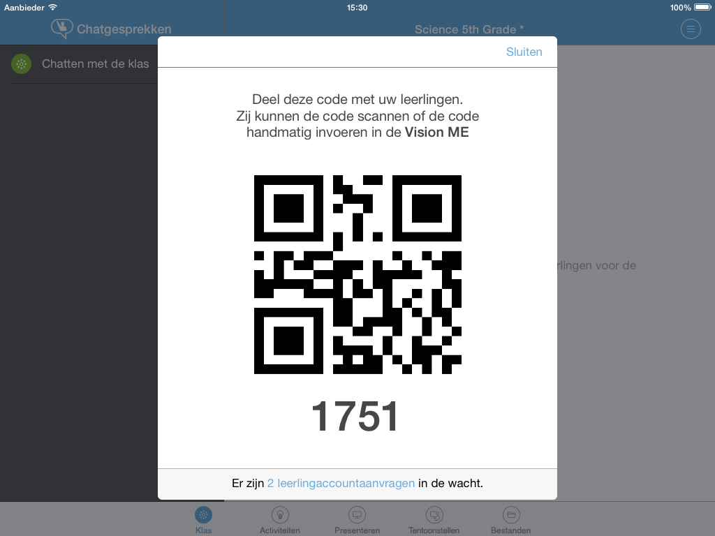 3. Klik in het bovente menu op het pictogram Extra opdrachten en tik op Leerlingen uitnodigen. Er wordt een cherm geopend met de QR-code van de le. 4.