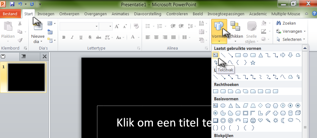 Hoe voeg ik tekst toe aan mijn dia? Klik in het lint op het tabblad Start Kies in het onderdeel Vormen voor het Tekstvlak Klik kort één keer op de plaats waar je je tekst wil hebben. LET OP!