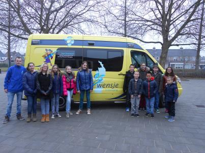 Overblijven Overblijven: De meeste kinderen blijven op school eten in de middagpauze. De meeste leerlingen blijven in de middagpauze op school eten. Dit gebeurt in de mentorgroep.