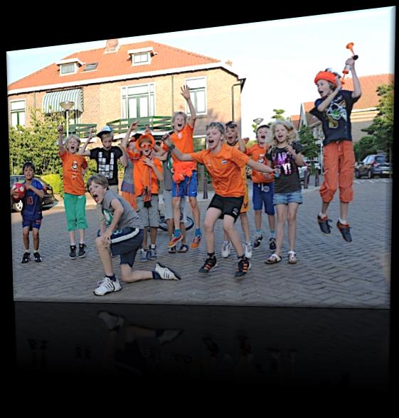 B U U R T G E N O T E N Koningsdag De Koningsvrijmarkt en borrel op 26 april op het Rozenpleintje was druk bezocht en een groot succes.