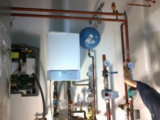 > Belangrijkste Technische karakteristieken > Verwarmingsinstallatie > Gascondensatieketel 65kW > Naverwarmingsbatterij per klas > Vloerverwarming polyvalente ruimte