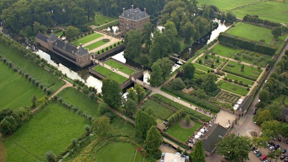 Het Landgoed Verspreid door de tuinen liggen de historische bijgebouwen, welke in gebruik