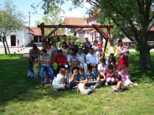 - Om zomerkampen voor kinderen organiseren - Leiderschap trainingen voor Roma te gaan verzorgen - Mensen te gaan helpen bij het leren van lezen en schrijven.