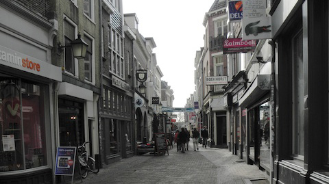 Er lopen dus dagelijks vele mensen door deze kleine straat in het hart van het centrum van Utrecht. Achter de Lijnmarkt loopt de gracht en tussen de winkels door is er uitzicht op de Dom.