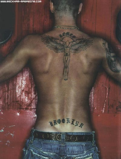 Op deze foto s uit het Amerikaanse magazine Vanity Fair, die dateren uit 2004, ontbreken weliswaar Becks meest recente tatoeages zoals het gevederde kruis in zijn nek en de naam van zijn jongste