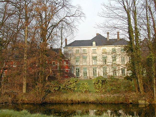 broeders. Vroeger was het eigendom van Baron de Crombrugghe (Hij verkocht het kasteel in 1935 aan de zusters Sint-Vincentius). Op het terrein zie je drie gebouwen.