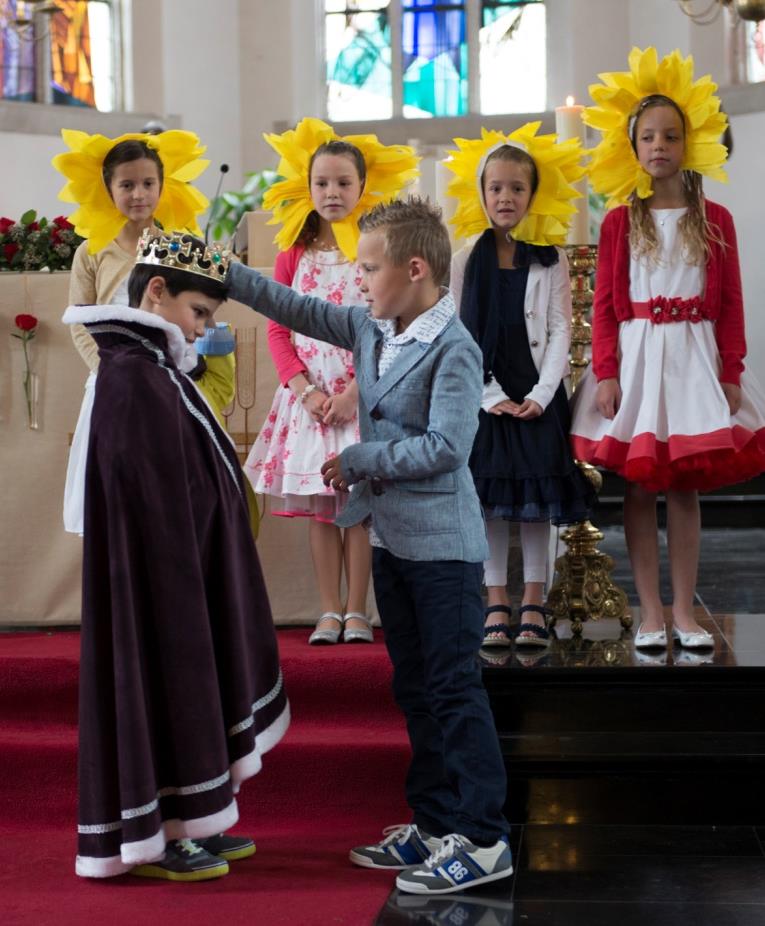 14 Ik heb mijn communie gedaan en heel de familie was er. Ik was heel blij. Het leukste wat ik in de kerk deed was het toneel. En toen we thuis waren, ging ik dansen op het podium. Toen ging ik eten.