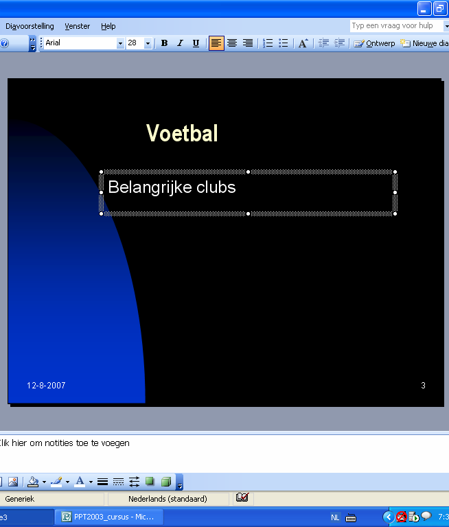 2a Teksten maken Het typen van teksten in je presentatie gaat bijna net zoals in Word. Er is echter één verschil: Je moet in Powerpoint eerst een tekstvak op de dia maken.