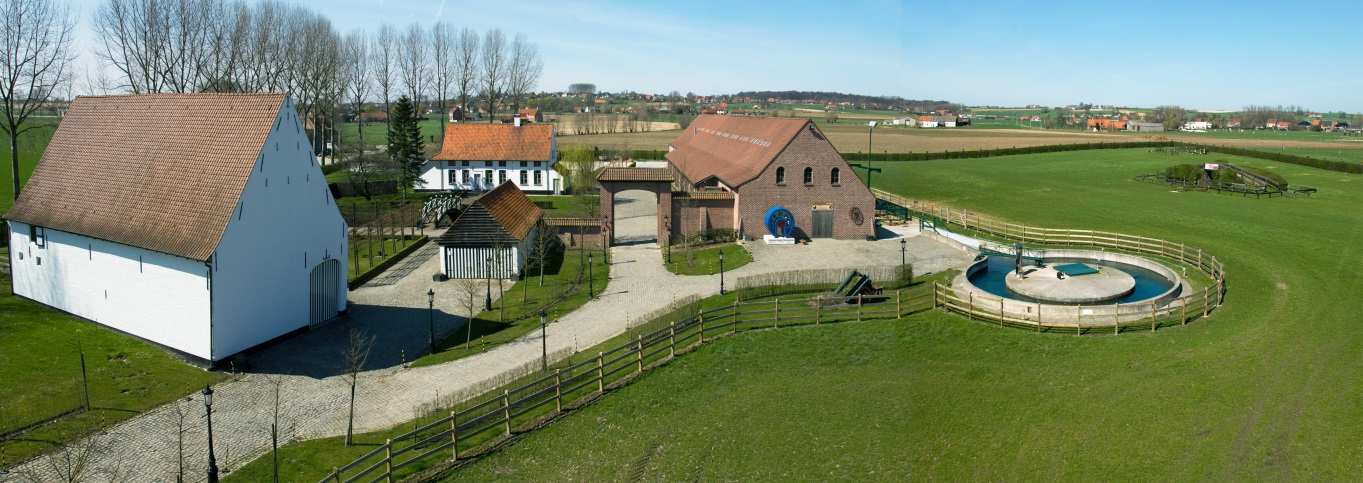 In de sfeervolle omgeving van De Strohoeve, gelegen in het idyllische dorp Wortegem- Petegem, gaat dit jaar het Belgisch Kampioenschap Mennen door.
