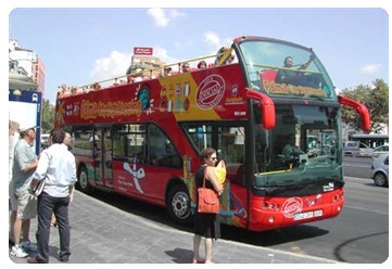 Een van de stopplaatsen (nummer 13) bevindt zich aan de uitgang van de haven. Hou er wel rekening mee dat de bus slechts rijdt van 10:00 u tot 20:00 u.