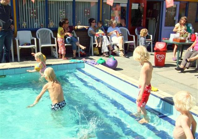 Het was een heerlijke zomer met veel drukte in de speeltuin. De kinderen vermaakten zich prima in en rond het zwembad, zie de foto s genomen door Marty.