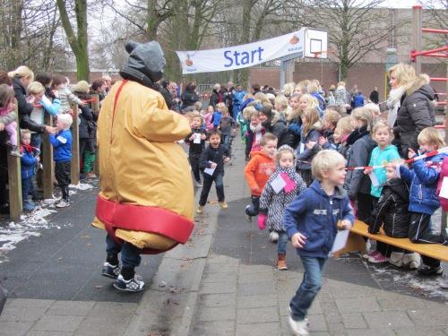 Serious Request: Op woensdag 19 december hebben 12 kinderen uit de groepen 5 t/m 8, drie leden van de ouderraad en juf Simone en juf Sonja de cheque aan de drie deejays van het Glazen Huis aangeboden.