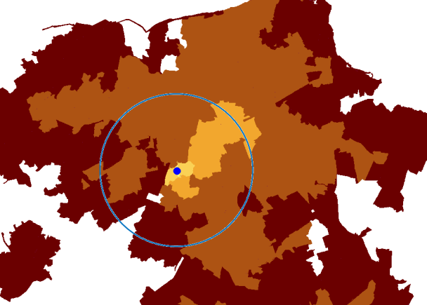 Figuur 5.20: Reistijd-isochroonkaarten Roden-West met de auto (links)/ov (rechts) tijdens spitsuren (Goudappel Coffeng, 2013).