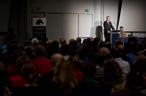 recreatief met paarden bezig zijn. De belangstelling voor de paardenhouderij door de Vlaamse Regering en door hemzelf in het bijzonder is dan ook meer dan gerechtvaardigd. Prof. Dr.