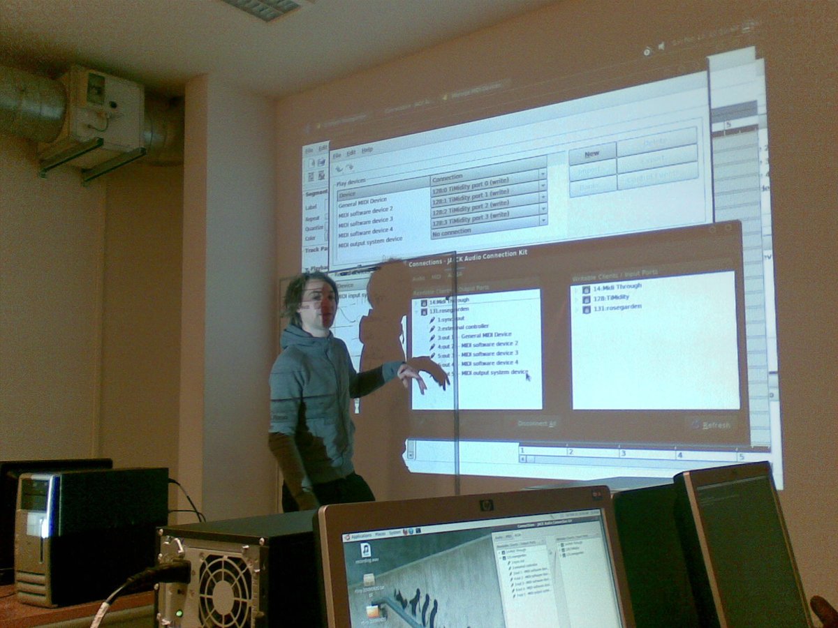 Constant in 2010 Werken met Linux & Audio Tijdens deze cursus van in totaal zes lezingen van zes uur, gaf Lieven Moors een inleiding tot het GNU/Linux-systeem vanuit het perspectief van de muzikant,