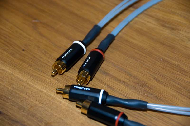 Furutech FA-13S: Solid core µ-ofc interlinks afgemonteerd met Hi-Fi Tuning Rhodium RCA s Lengte 0,75 mtr. Nieuwprijs: 145, = Idem maar dan: 2x 0.75mtr.