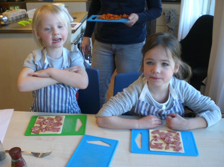 NIEUWSBRIEF VOOR OUDERS & LEERLINGEN Schooljaar 2014/2015 20 februari nummer 24 Groep 1 in de keuken "Deze week hebben we het thema 'restaurant' in stijl afgesloten.