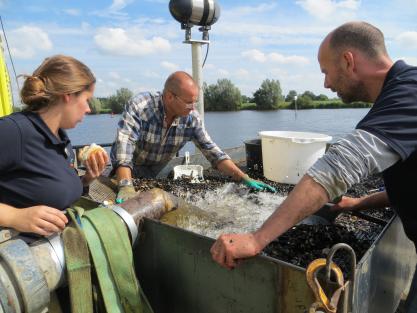 stroming en zand Airlift of waterdredge