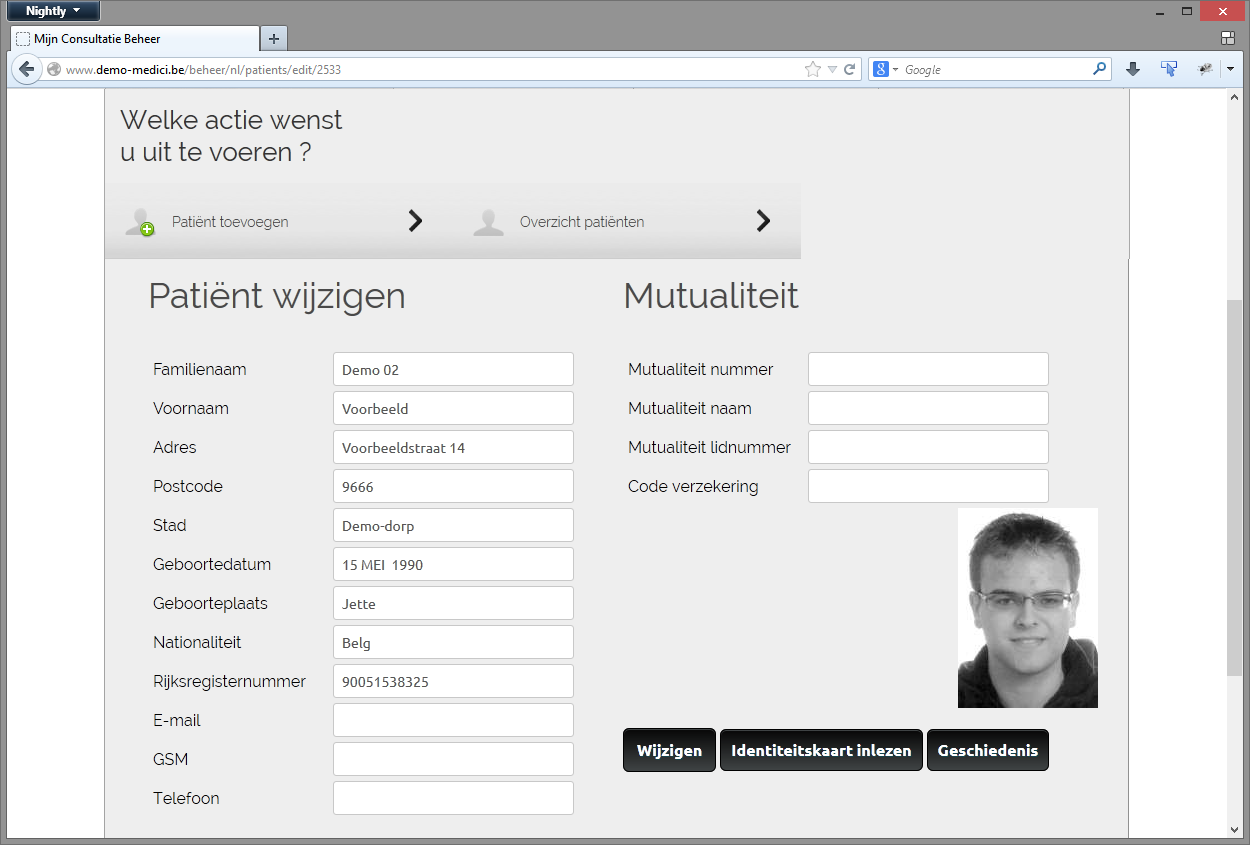 Figuur 17: Een patiënt toevoegen of wijzigen Op de pagina om patiënten toe te voegen of te wijzigen, kan men kiezen om handmatig alle gegevens in te geven, of de identiteitskaart in te lezen als de