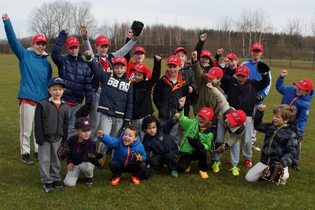 11 Ingezonden foto.. Team Pupillen-2 met Beeballers na een onderlinge oefenwedstrijd 12 Verjjaardagen.