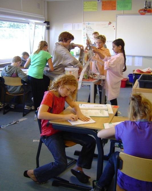 Inrichting en spelontwikkeling in de onderbouw U kunt het ontwikkelingsgerichte karakter van onze school ook herkennen aan de inrichting van de school en de lokalen.