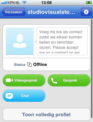 11 Een contactverzoek ontvangen Uw contactpersoon ziet, zodra hij Skype opent, dat er een contactverzoek is: Zo bekijkt hij het contactverzoek op de iphone: Hier staat het